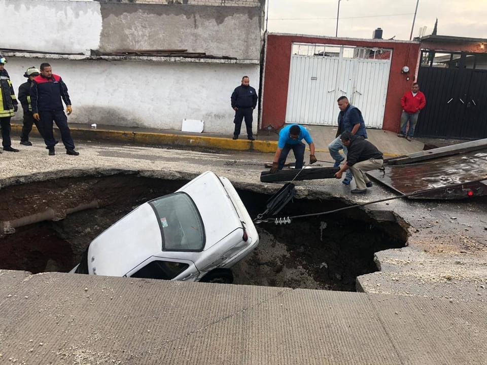 Socavones se tragan autos y hasta camiones en Ecatepec