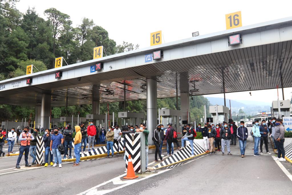 Normalistas de Tenería cierran la Autopista México-Toluca