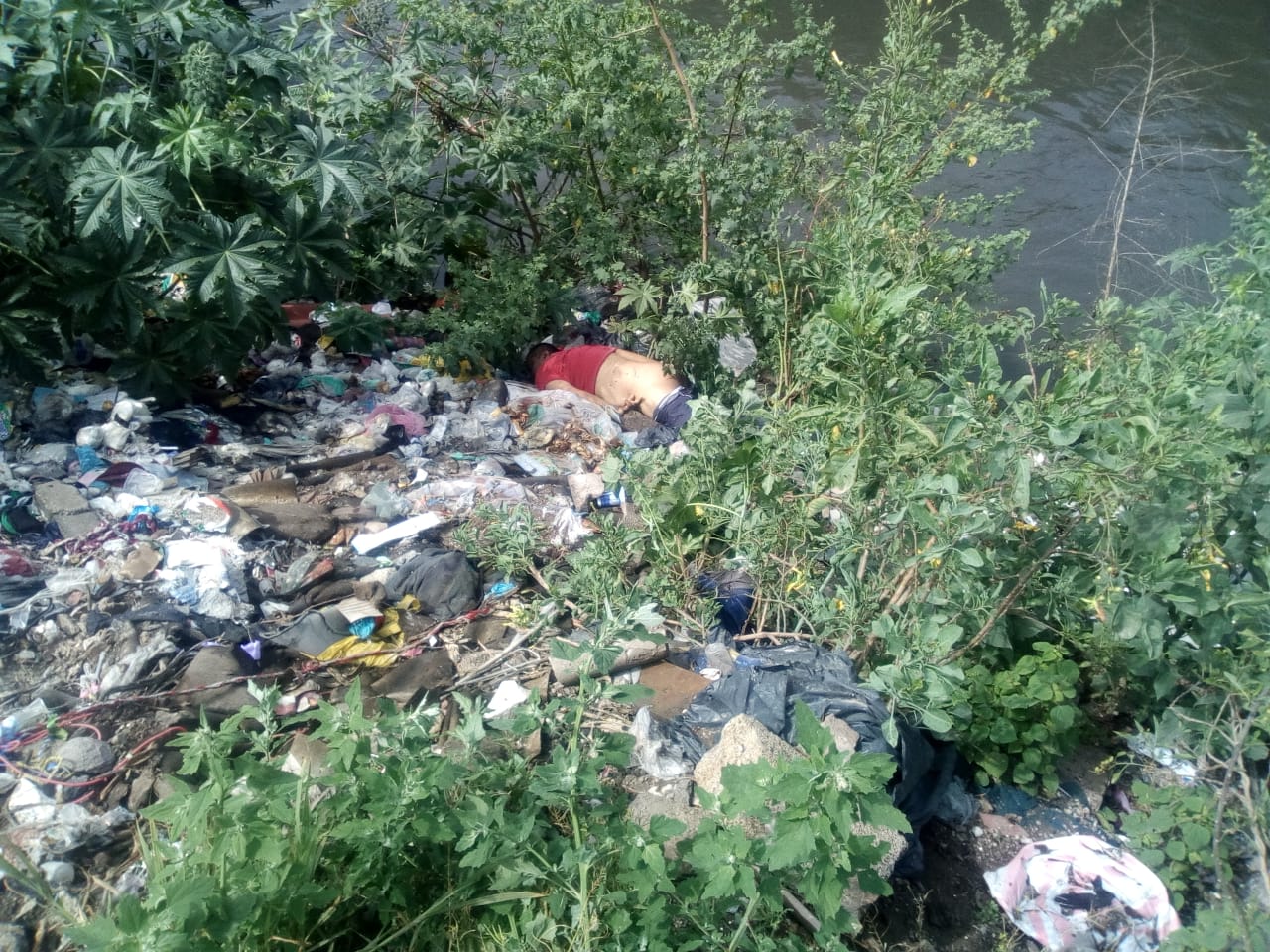 Hallan un hombre muerto en la orilla de un canal, en La Paz