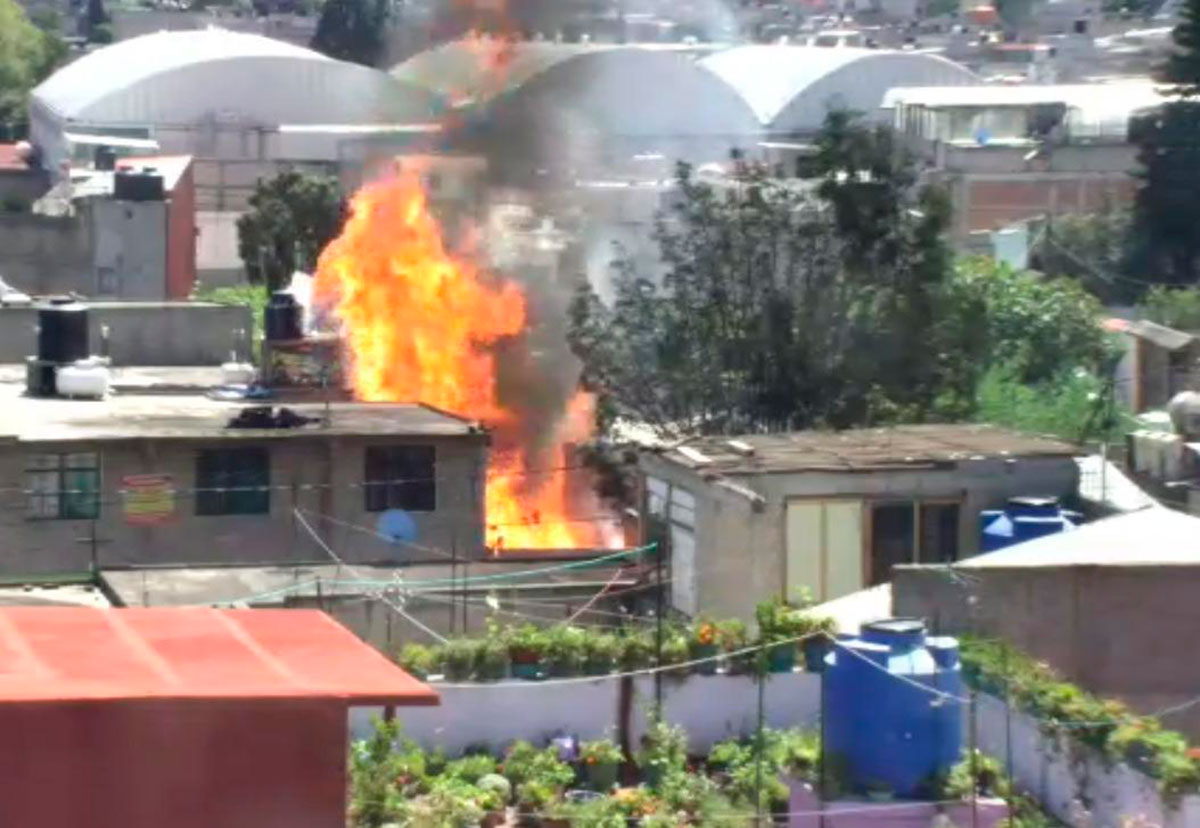 Reportan fuerte incendio en fábrica de Coacalco