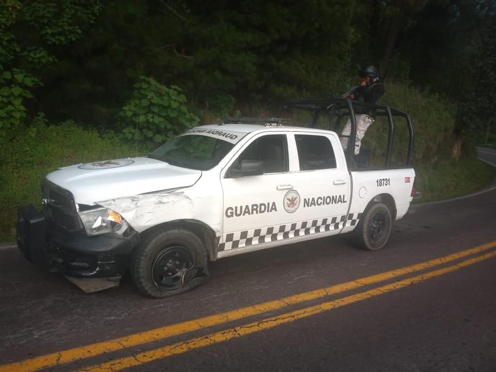 Autobús choca contra camioneta de la Guardia Nacional; no hay heridos