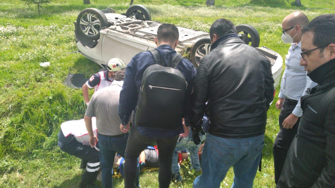 Se accidenta familia en camioneta sobre Paseo Tollocan