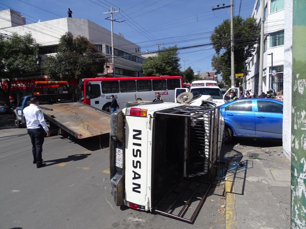 Camioneta causa accidente en Toluca; queda prensado un peatón