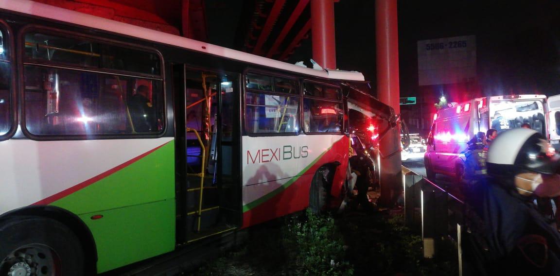 Choca el Mexibús contra un puente vehicular en la México-Pachuca; hay varios heridos