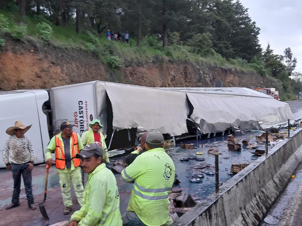 Vuelca tráiler con toneladas de aceite en Atlacomulco