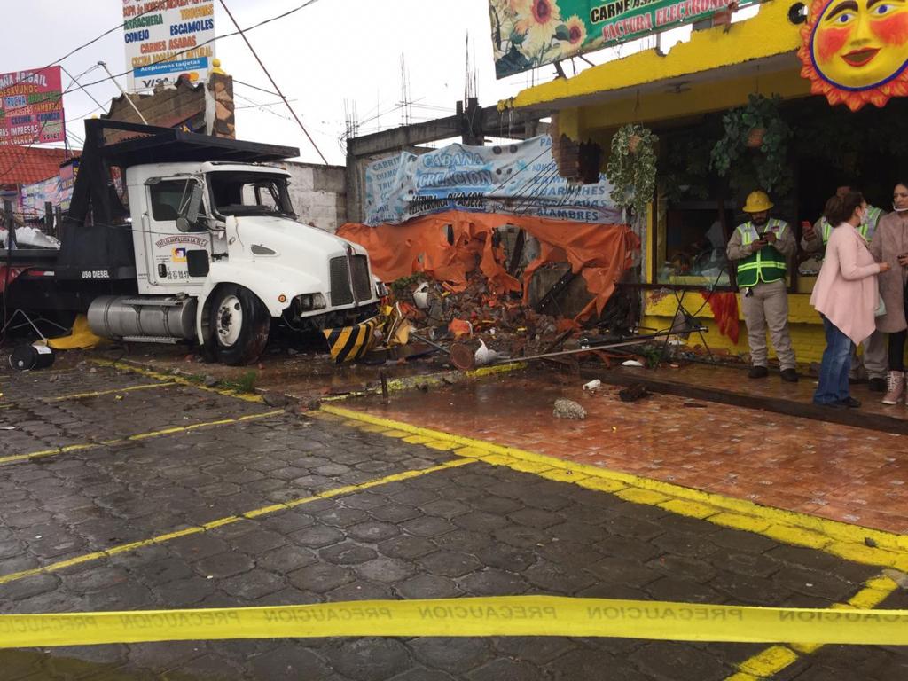 Grúa choca contra locales de comida en La Marquesa; tres heridos