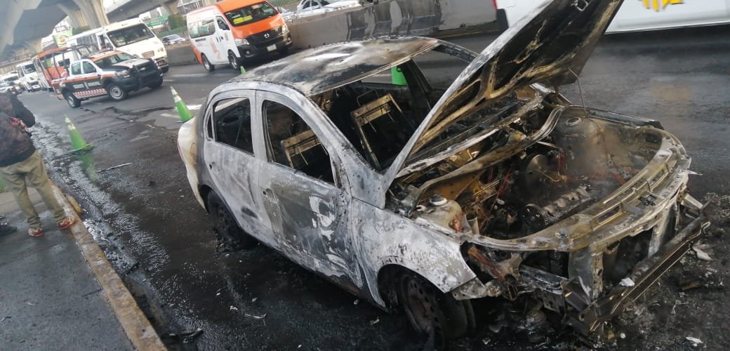 Auto se incendia en Naucalpan sobre Periférico