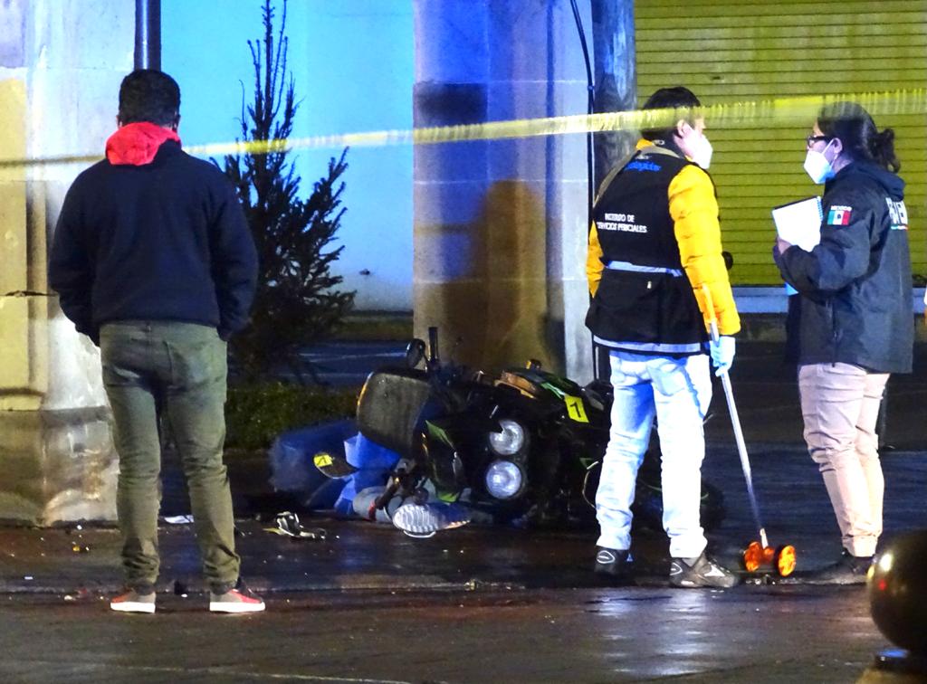 Sin casco muere motociclista sobre Paseo Colón