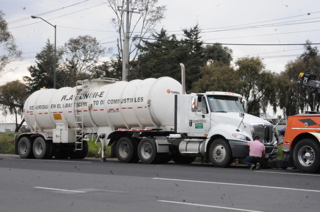 Pipa impacta a camioneta; salen volando seis ocupantes