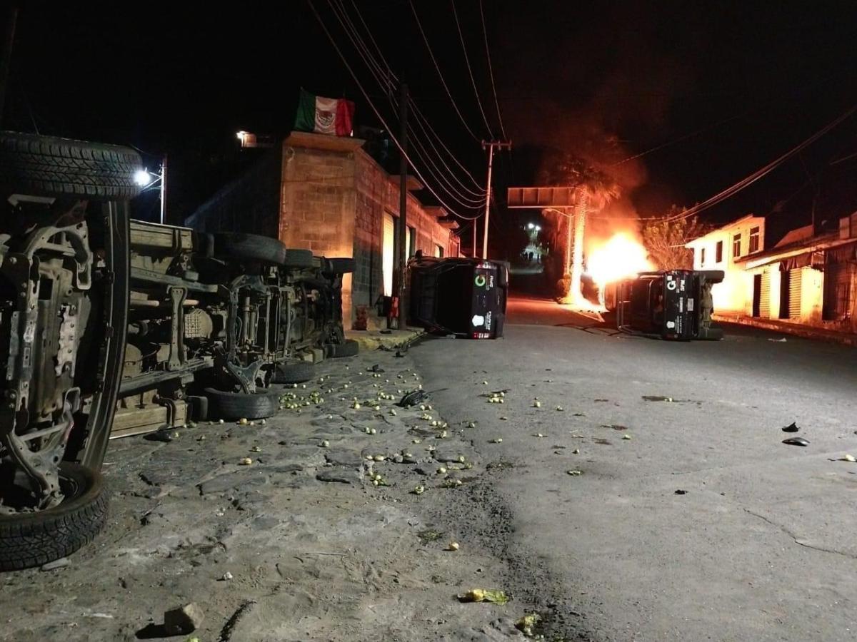 Pobladores se enfrentan con policías y queman patrullas en Ecatzingo