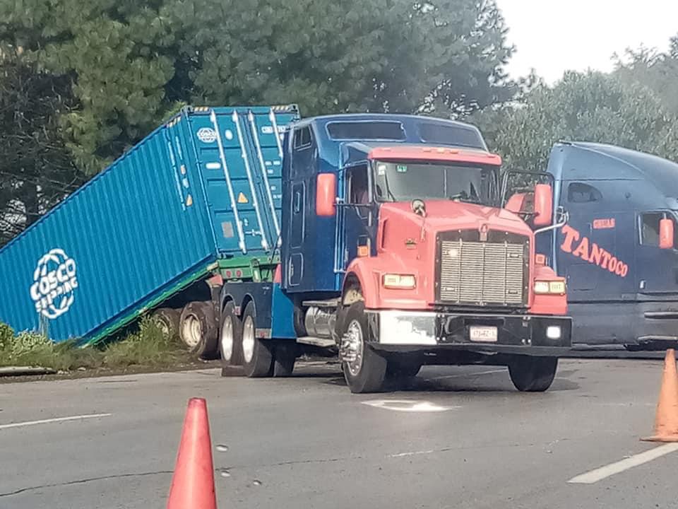 Sale tráiler de la pista asfáltica en la autopista México-Toluca