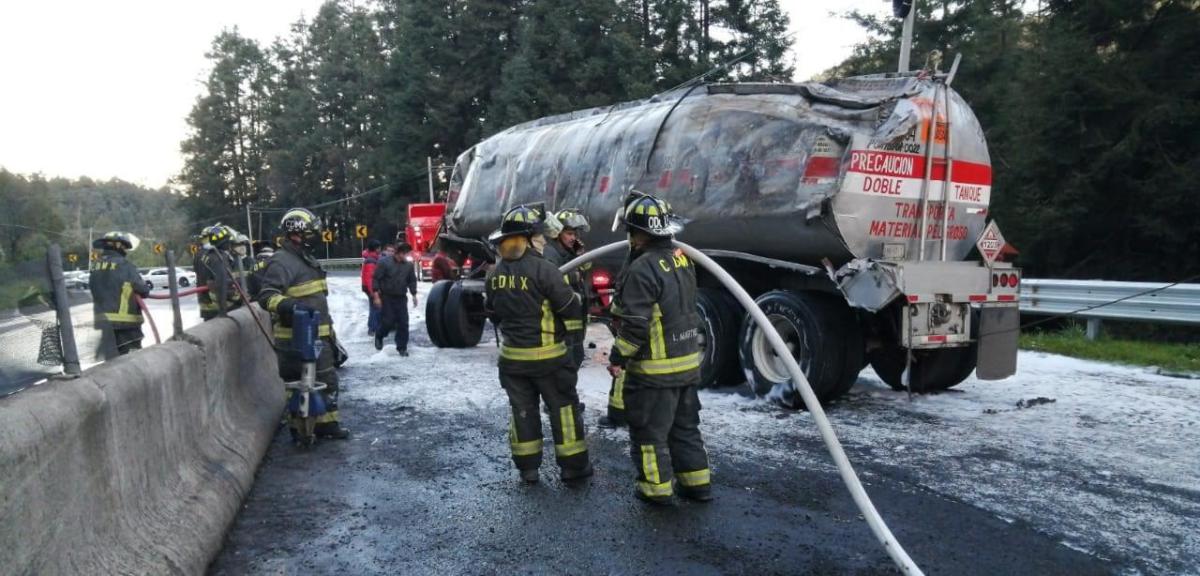 Colapsó la México-Toluca por volcadura de pipa con 30 mil litros de gasolina