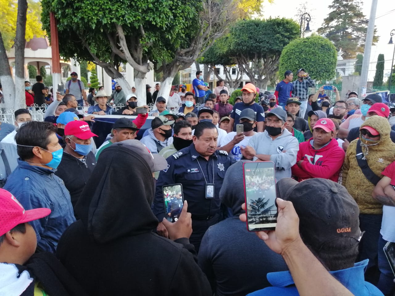 #Video: se enfrentan policías y pobladores en Chiautla; hay tres heridos