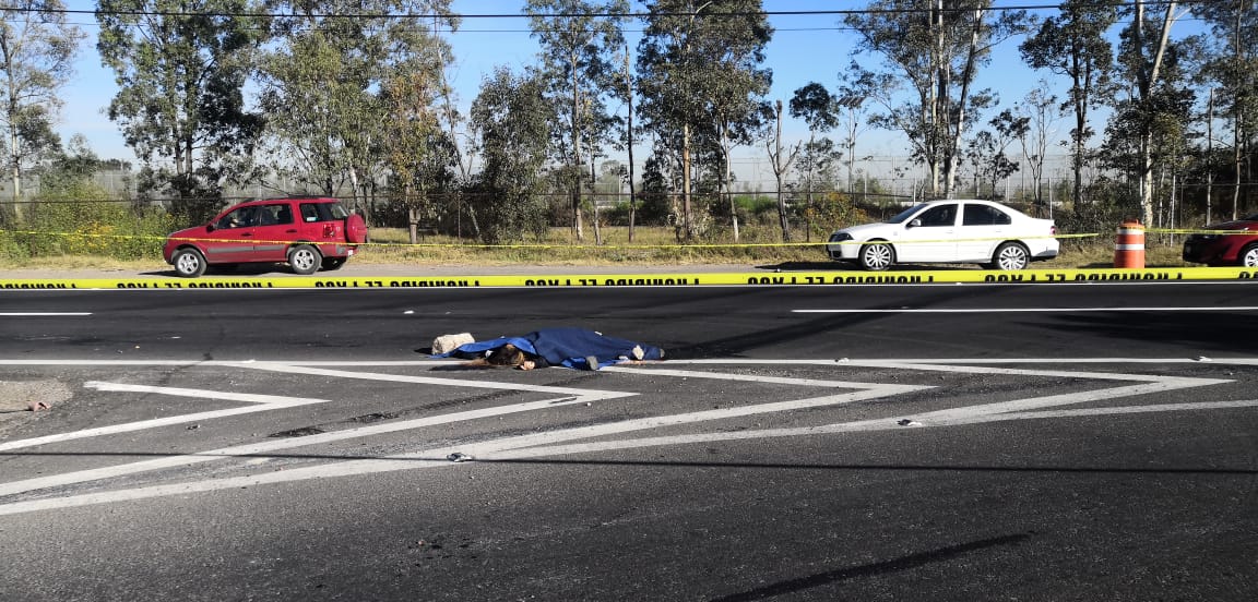 Embisten a mujer motociclista en la Peñón-Texcoco