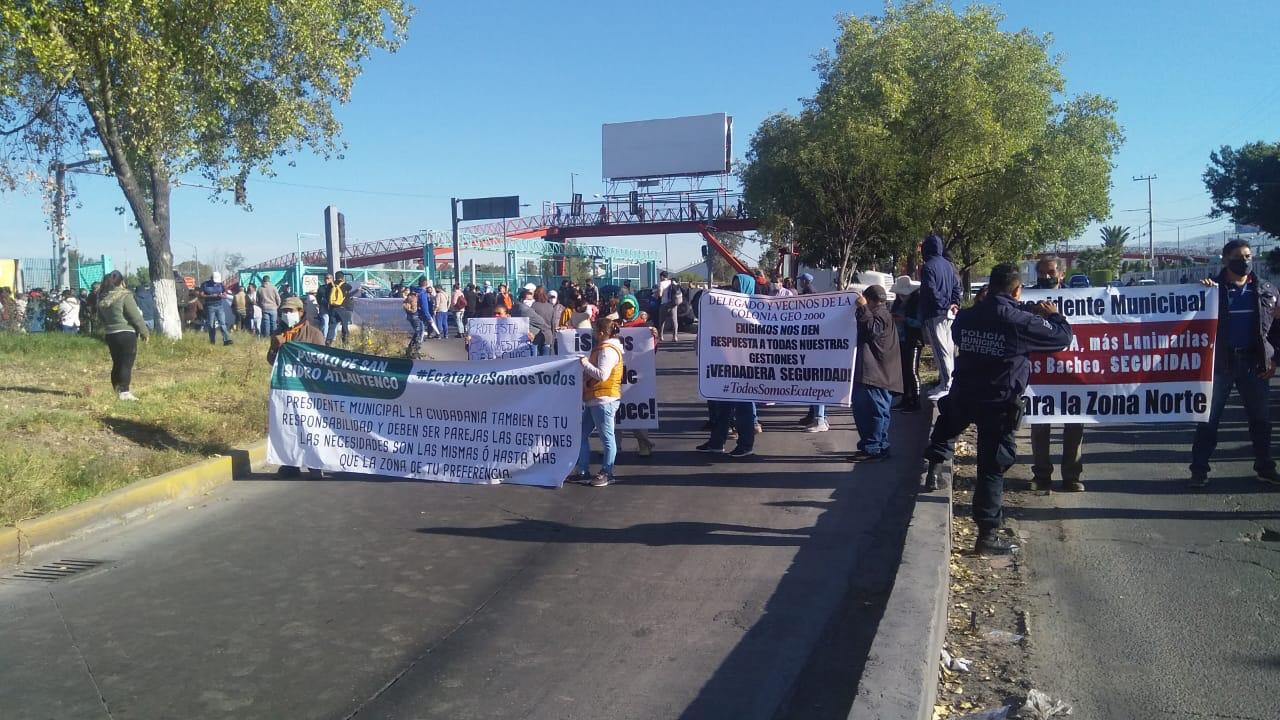 Caos en Ecatepec por bloqueo de vecinos