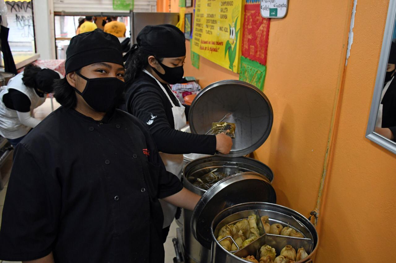 Venden pan de muerto y tamales a domicilio en festival virtual de Neza