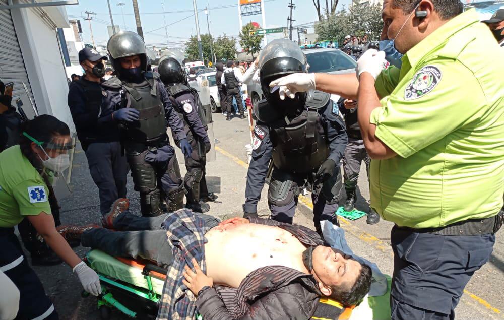 A golpes disputan ambulantes zona de la Terminal Toluca