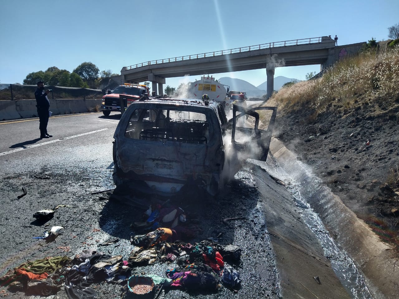 Alarma camioneta incendiada en la México-Cuautla