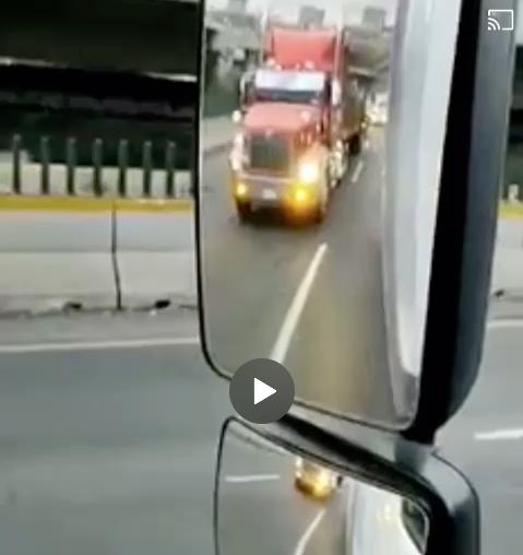 Video: tráiler arrastra un auto en la  México-Querétaro