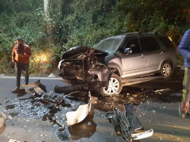 Choque frontal taxi vs camioneta