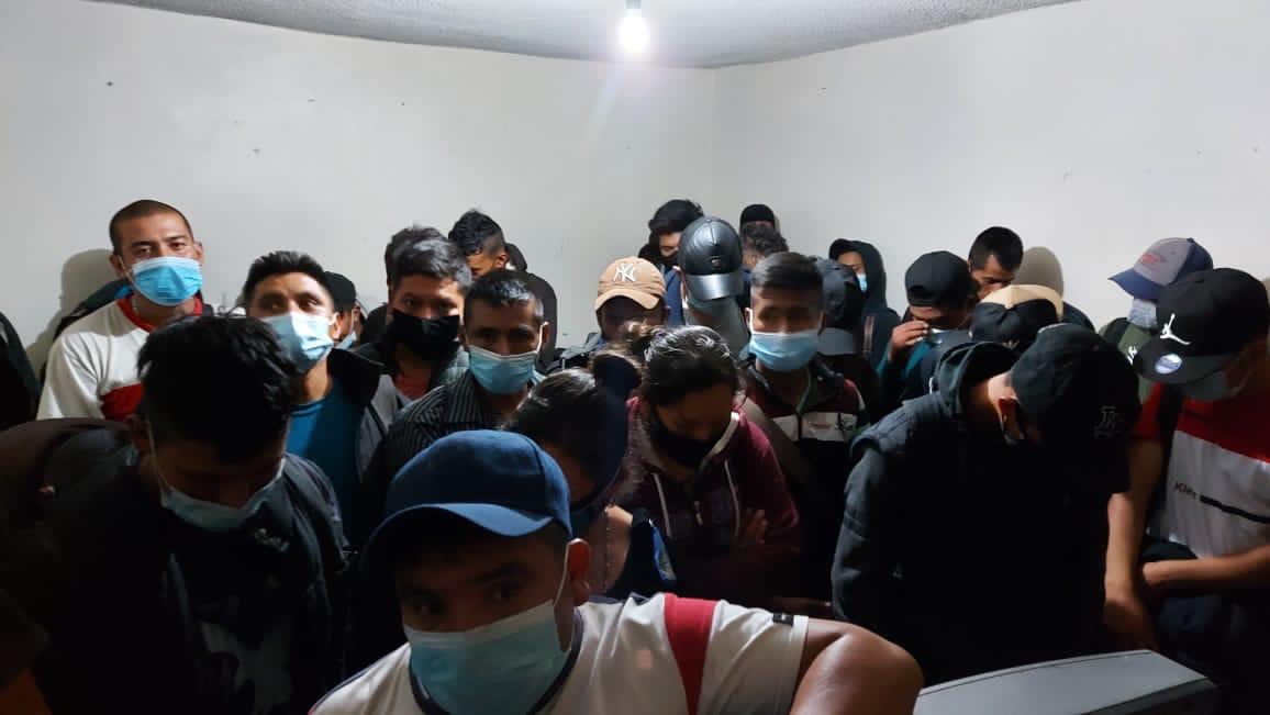 Hallan a 44 migrantes centroamericanos hacinados en una vecindad de Ecatepec