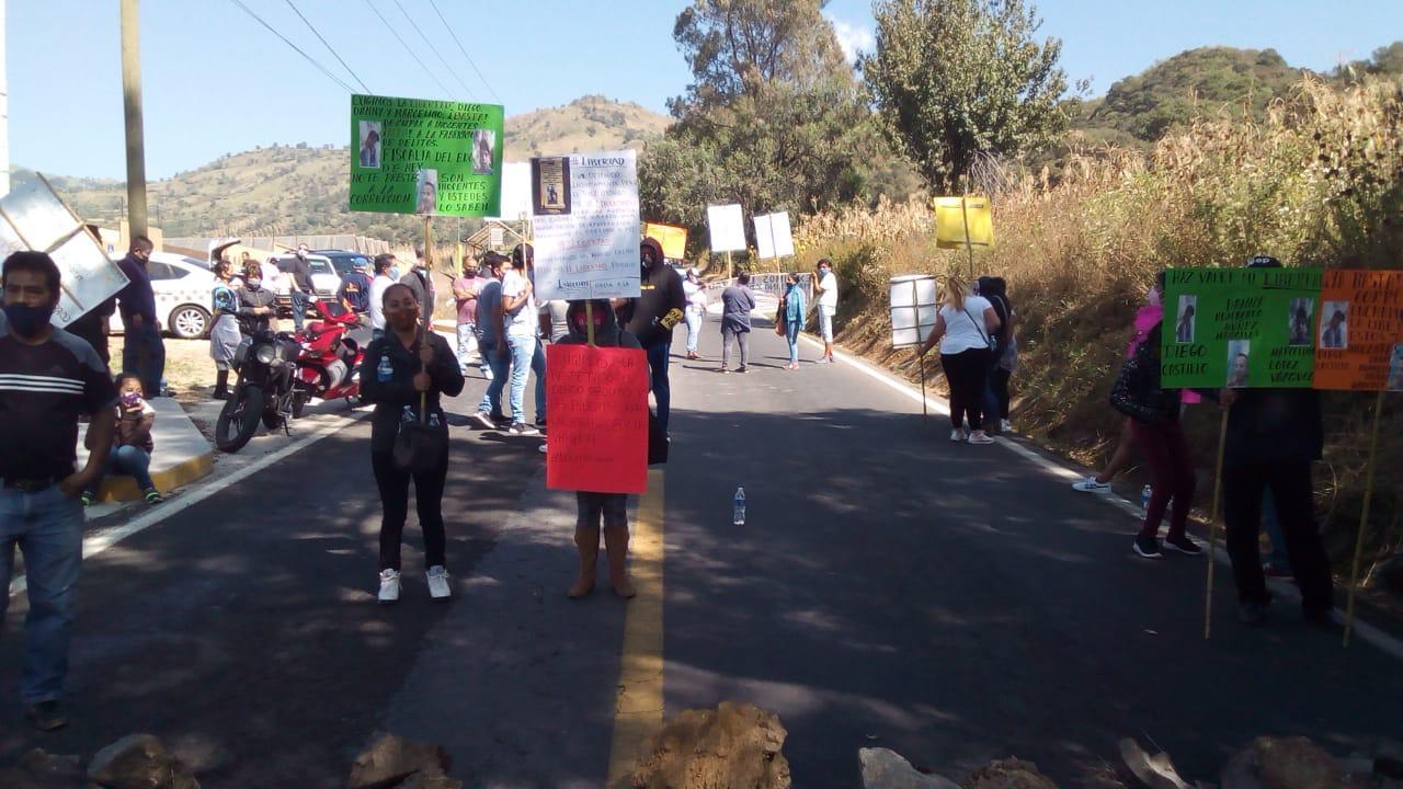 Bloquean carretera Malinalco-Joquicingo; piden liberación de jóvenes