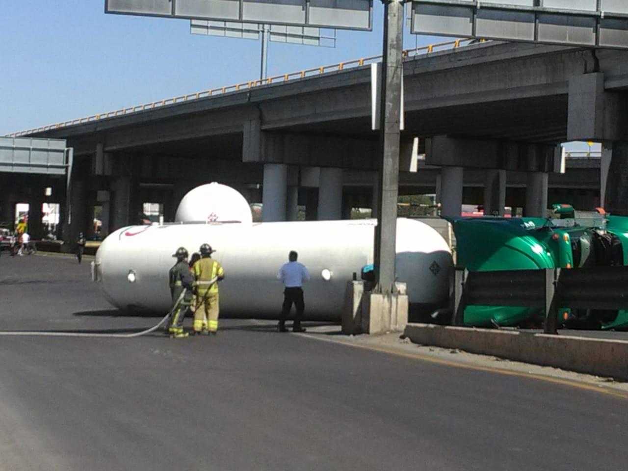 Vuelca pipa de gas en Ixtapaluca