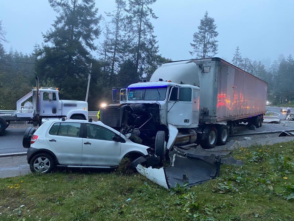 Tráiler contra Crossfox deja un muerto en la México-Toluca