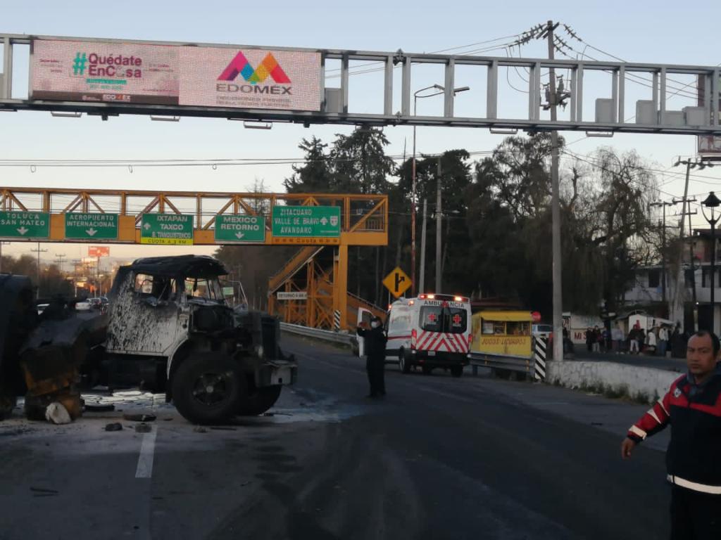 Vuelca e incendia pipa de chapopote en la México-Toluca; hay dos heridos