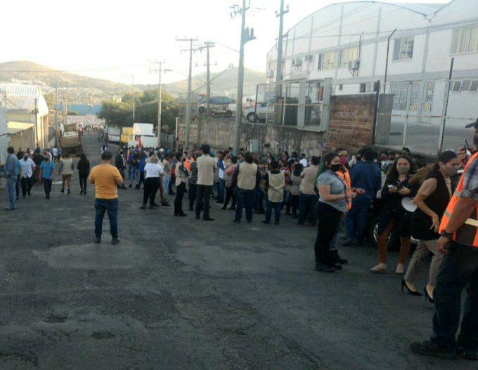 Evacuan a 400 trabajadores por fuga de sustancia química