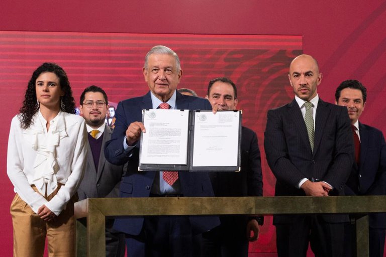 Firma AMLO iniciativa para reformar “outsourcing”