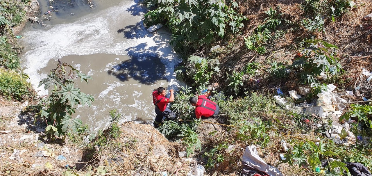 Joven se ahoga en canal de aguas negras