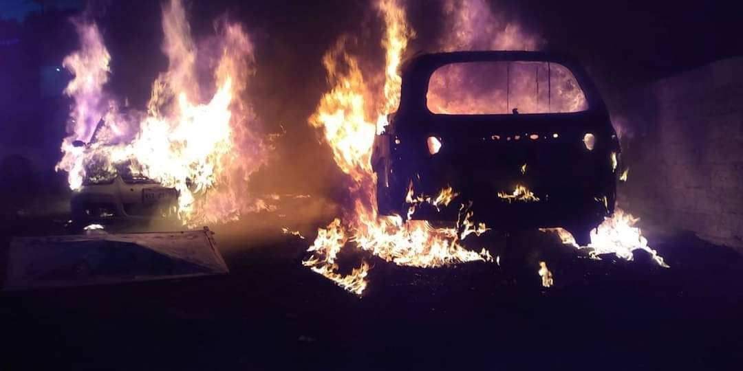 Intentan linchar a dos presuntos asesinos e incendian autos en Naucalpan