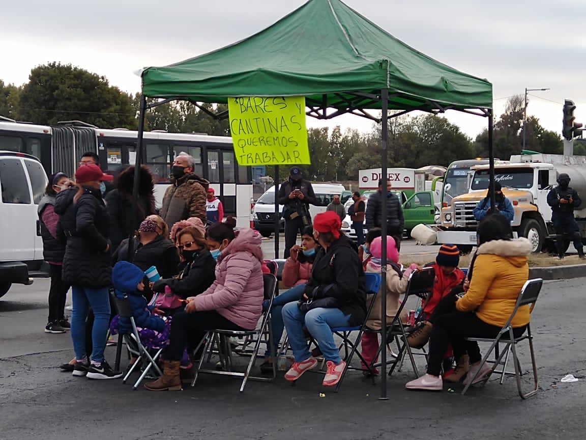 bloquean carril del mexibús