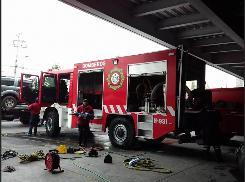 Policías y bomberos ofrecen instalaciones para cargar respiradores en Huixquilucan