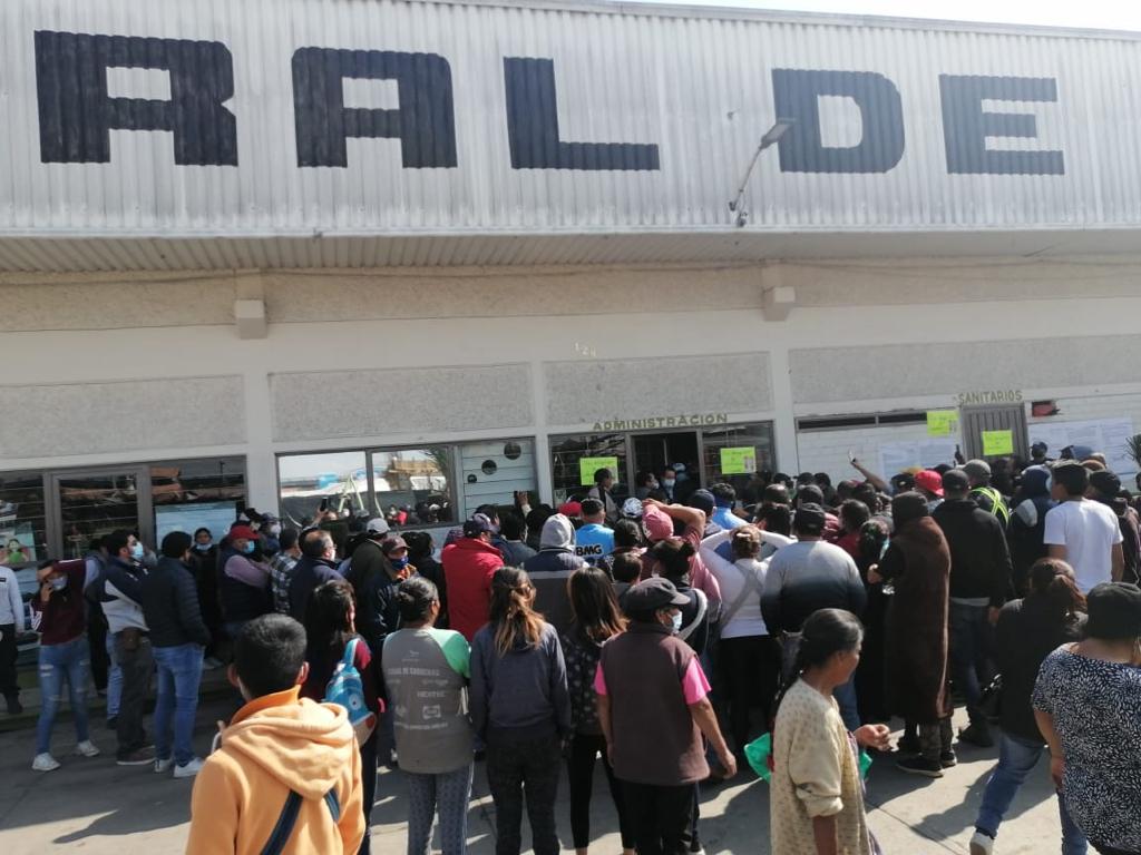 Sin sana distancia toman la Central de Abasto Toluca