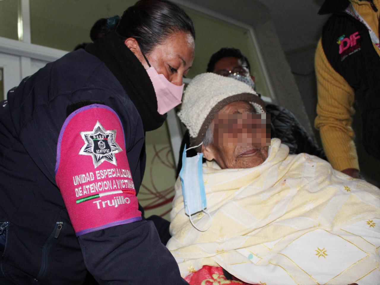 Abandonan en una banqueta a abuelita de 90 años, en Ecatepec