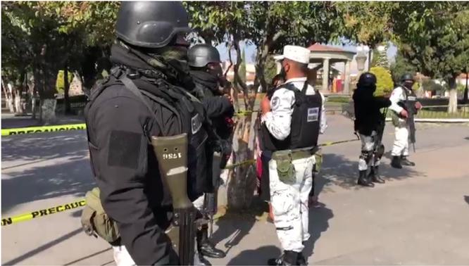 Plantón de policías frente a Presidencia Municipal de Almoloya de Juárez