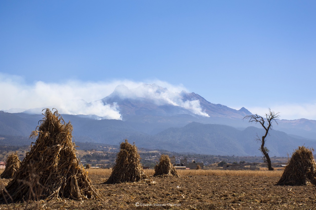 Viento impide sofocar incendio en el volcán Iztaccíhuatl