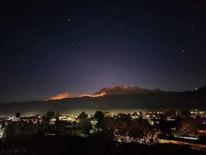 Incendio consume las faldas del volcán Iztaccíhuatl