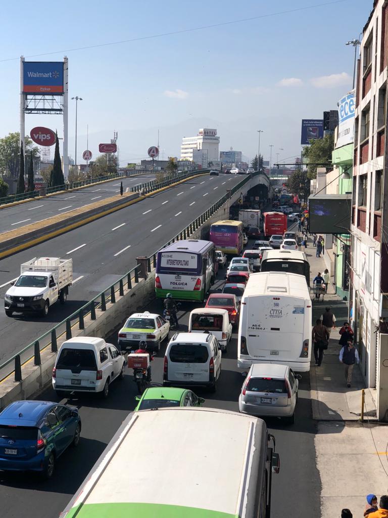 Comerciantes cierran Paseo Tollocan en ambos sentidos