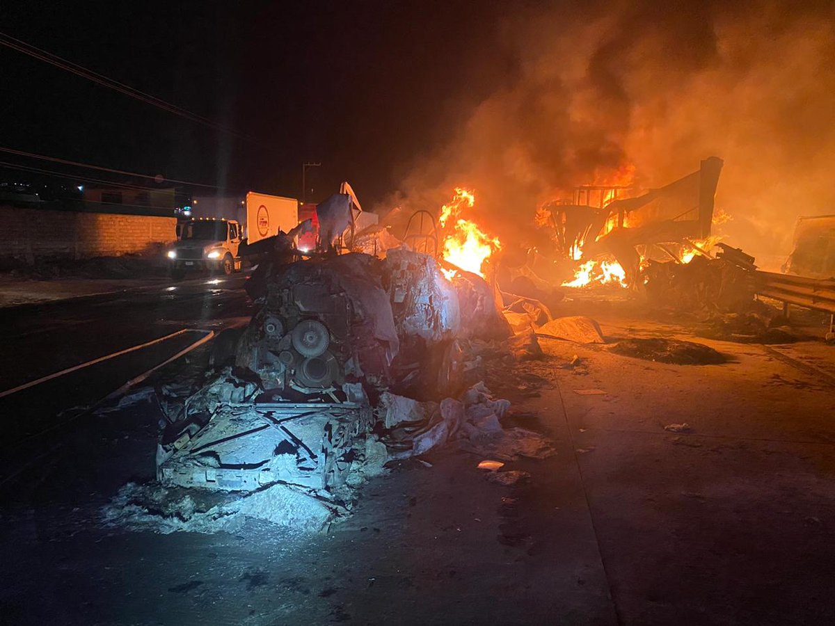 Tres tráileres incendiados tras chocar en la México-Querétaro