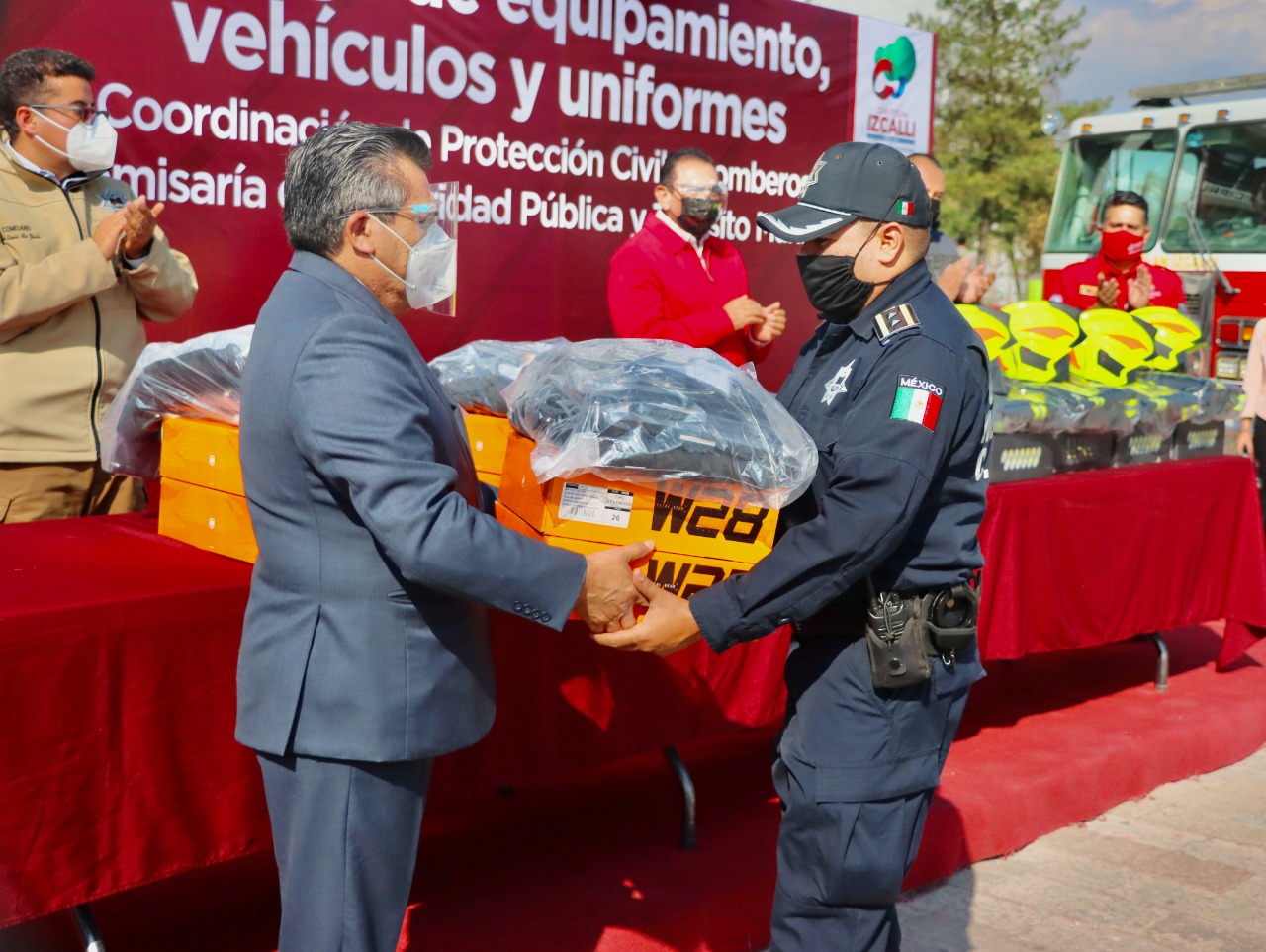 Núñez Ayala entrega uniformes a policías de Izcalli