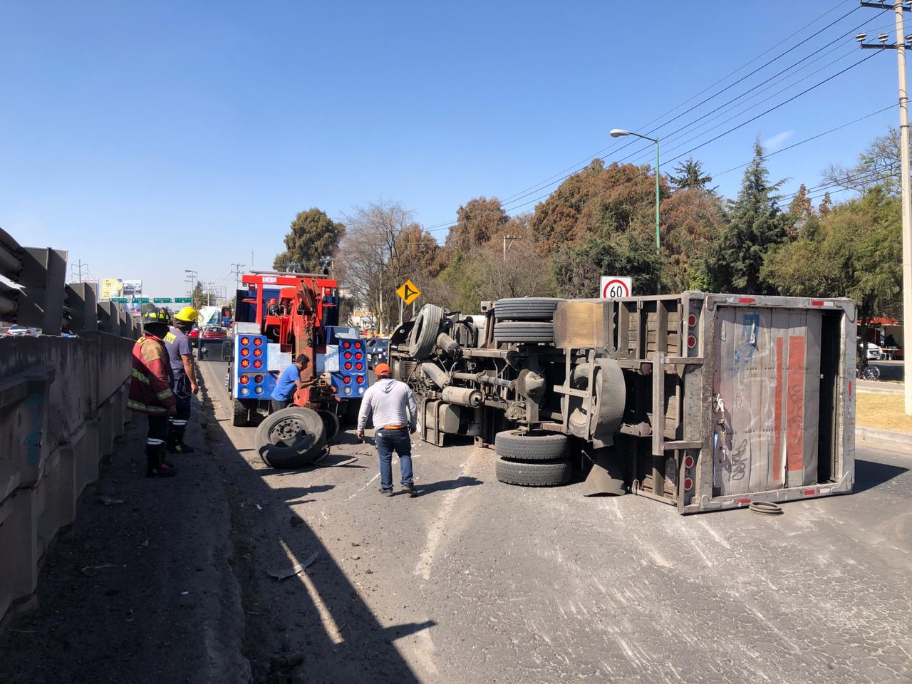 Vuelca camión de carga en la México-Toluca