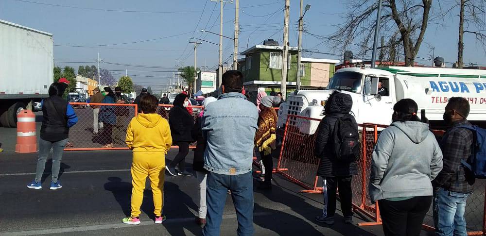 Por falta de vacunas anti Covid bloquean Avenida Central en Ecatepec