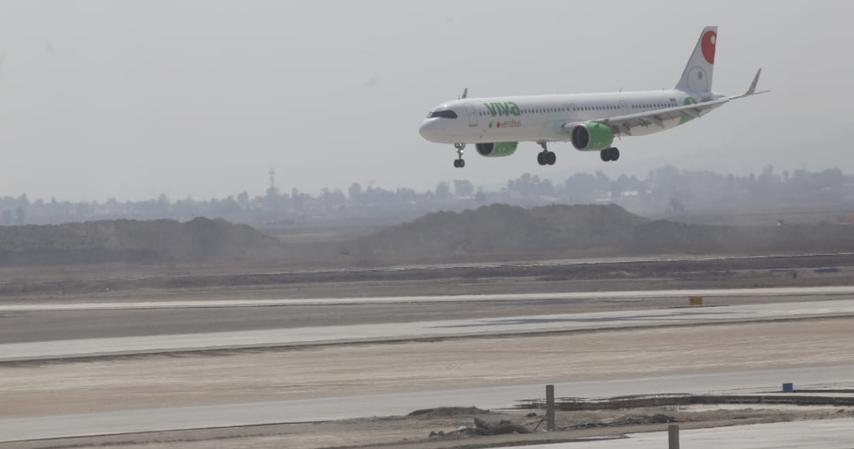 Primer avión comercial aterrizando en Santa Lucía