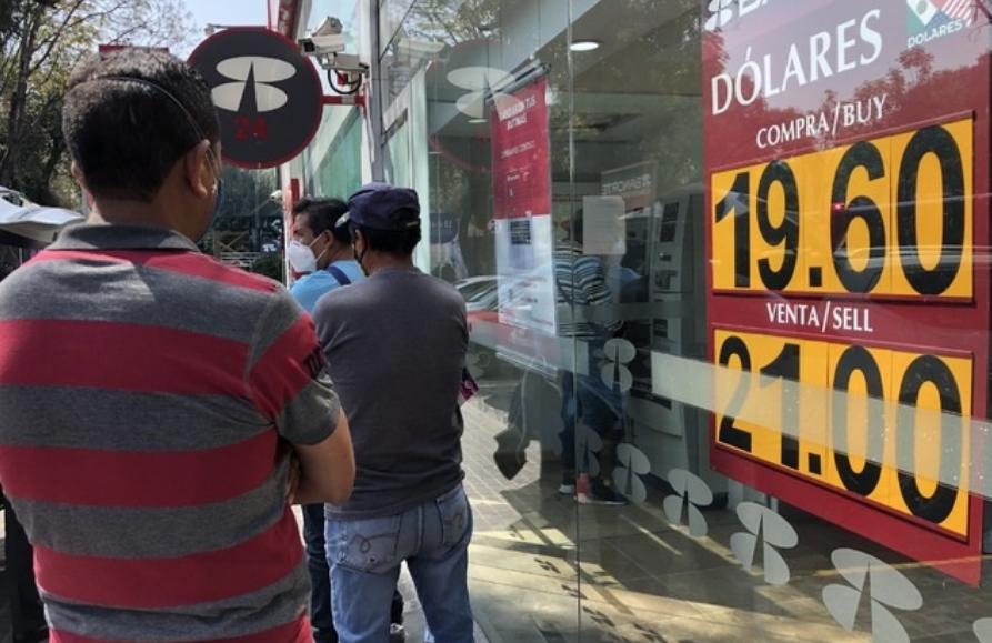 Peso cierra con fuerte caída hasta los 20.92 por dólar