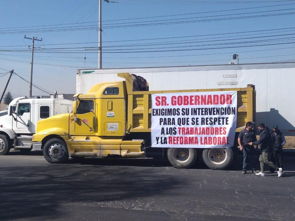 Se manifiestan transportistas inconformes por asignación de obras del sur del estado