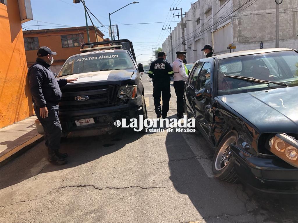 Patrulla estatal se pasa el alto y embiste a un auto en Toluca