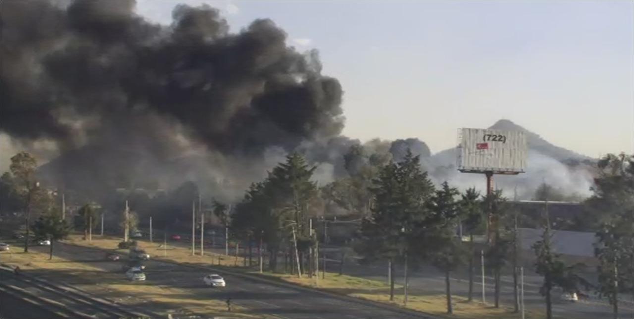 Quema de pastizales genera movilización de Bomberos en Toluca